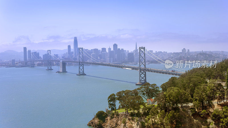 鸟瞰图旧金山-奥克兰海湾大桥从Yerba Buena岛在加利福尼亚，美国